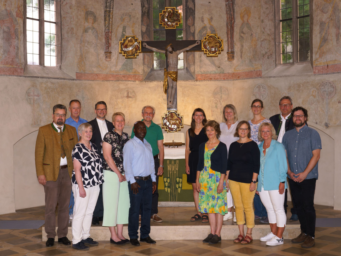Gruppenfoto der Hauptamtilichen der Pfarrei Röthenbach, Eibach, Reichelsdorf am Altar der Johanneskirche in Eibach