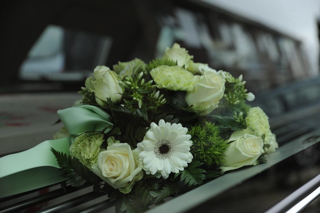 mit Blumen geschmückter Sarg