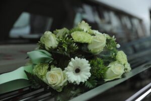 mit Blumen geschmückter Sarg