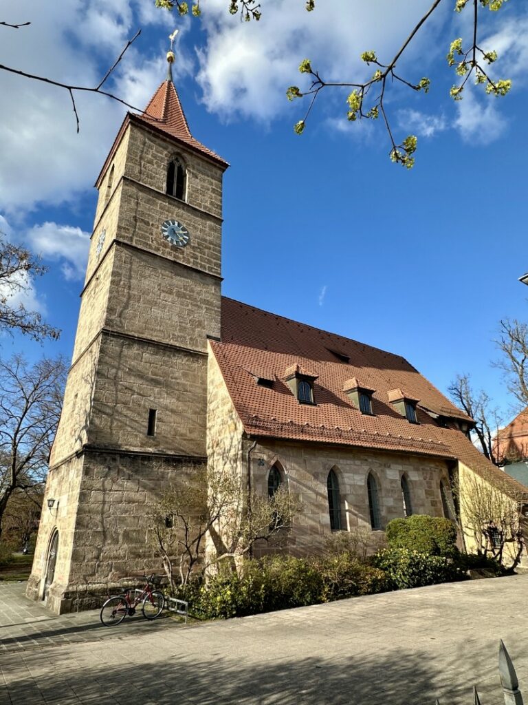 Die Eibacher Johanneskirche im Frühjahr (Außenansicht)